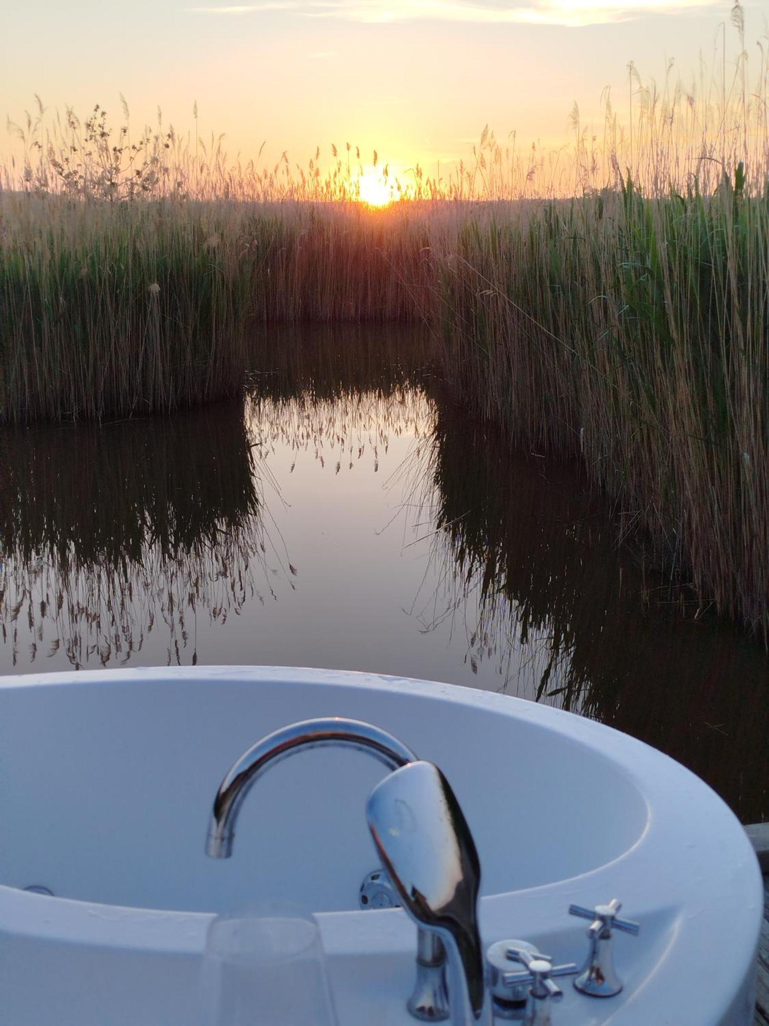 Pfahlbau Sunset II Toplage Inklusive Elektroboot Rust Bagian luar foto
